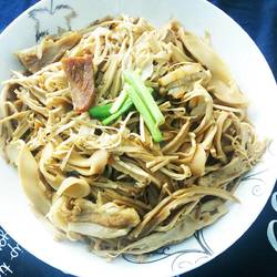 腊肉烩竹笋的做法[图]