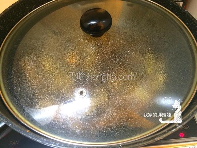 盖上锅盖小火焖至茄子熟