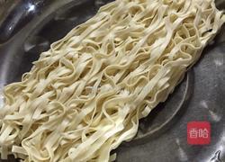 胡萝卜肉松炒面条的做法图解1