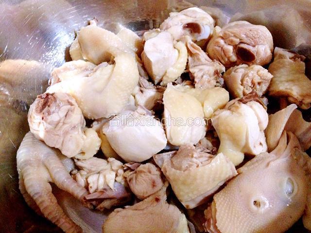 大火烧开稍煮1-2分钟后捞出，用清水洗去浮沫，控干水分备用