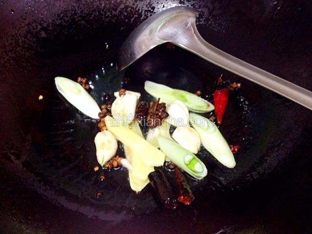 锅里放油，凉油放入花椒大料，辣椒段炒香后加入葱姜蒜