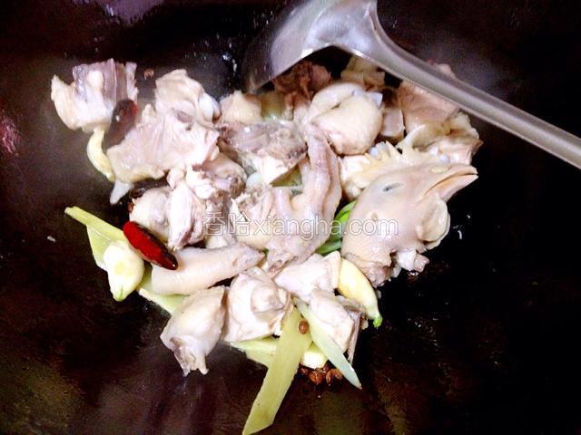 炒出香味后倒入鸡块儿，继续翻炒2-3分钟