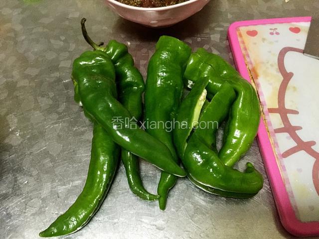 尖椒洗净待用