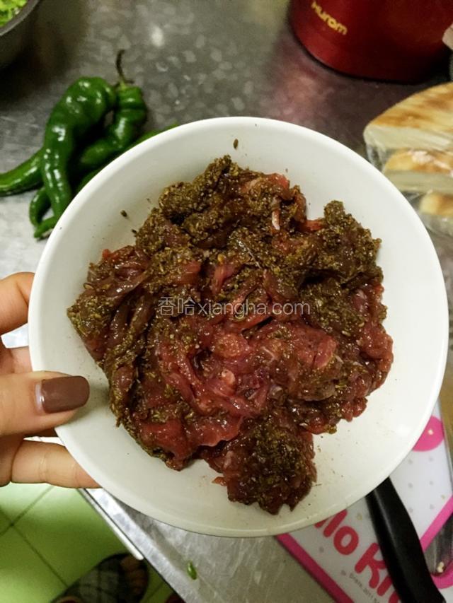 牛肉切细丝～放孜然，腌制15分钟左右