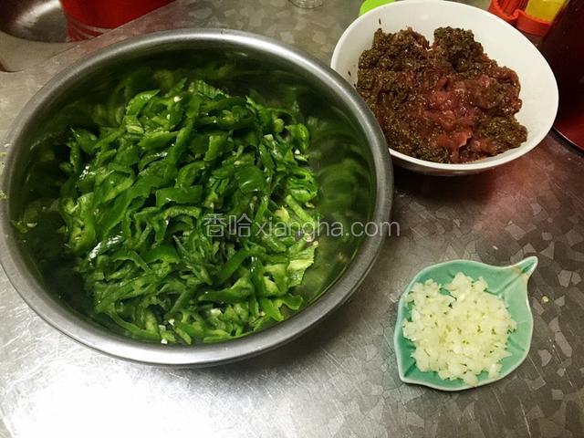 尖椒切丝，蒜切小丁备用