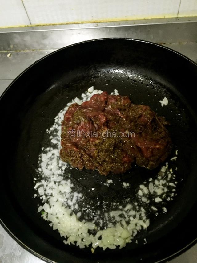 放入腌好的牛肉，转小火，翻炒