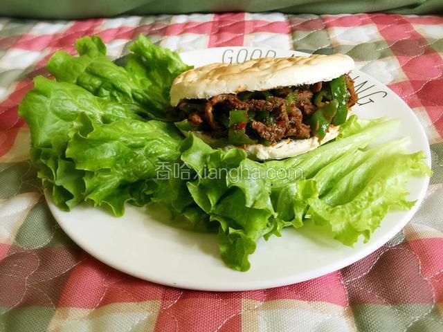 买好的饼用电饼档打至两面酥脆，夹孜然炒肉～