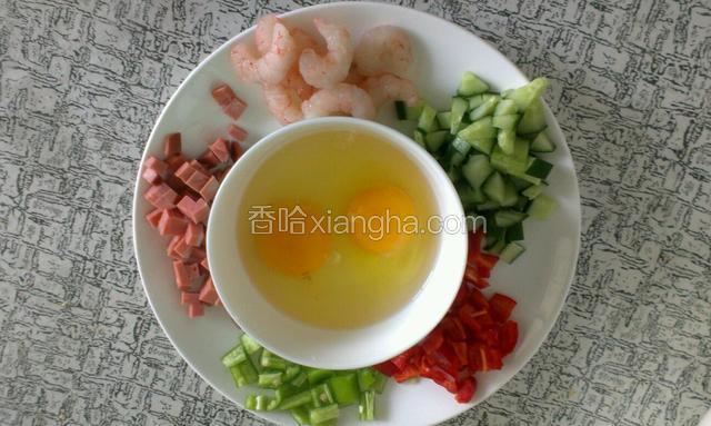 把蔬菜切丁，鸡蛋打散