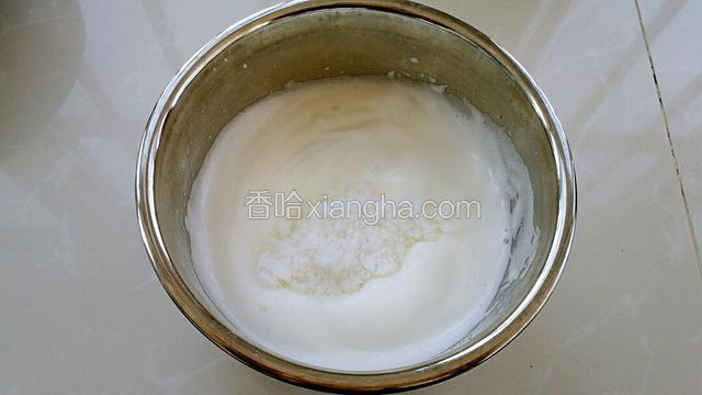 用电动打蛋器打至粘稠状态，再加入剩下的30克糖。
