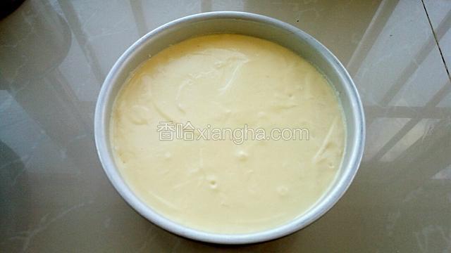 烤箱160度预热，把混合好的蛋糕糊倒入模具抹平表面，用手端住模具在桌上用力震两下，把内部的大气泡震出来。
