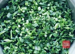 韭菜鸡蛋馅饼的做法图解2