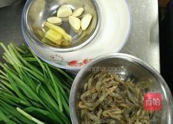 韭菜炒河虾的做法图解1