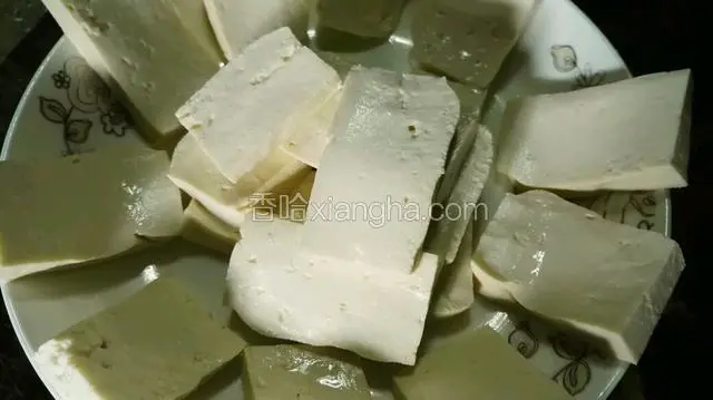 用吸油纸或干净的毛巾吸干豆腐上的水份，不易碎。