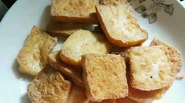 煎好的豆腐，起锅先装盘。
