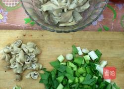 蒜苗蘑菇 小炒小肠的做法图解1