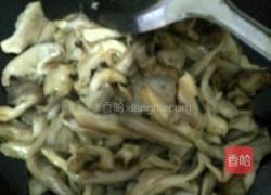 蒜苗蘑菇 小炒小肠的做法图解3