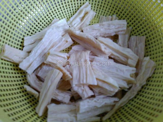 腐竹炒之前沥干水分