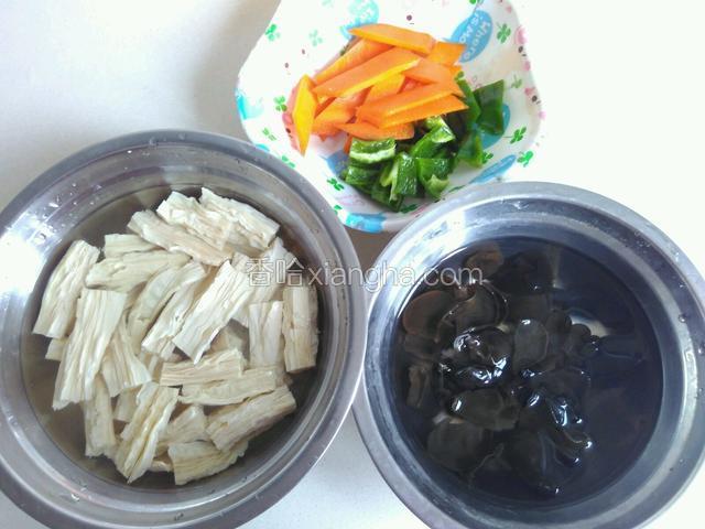 腐竹提前泡发，木耳提前泡发洗净，青椒洗净切片，胡萝卜洗净切片