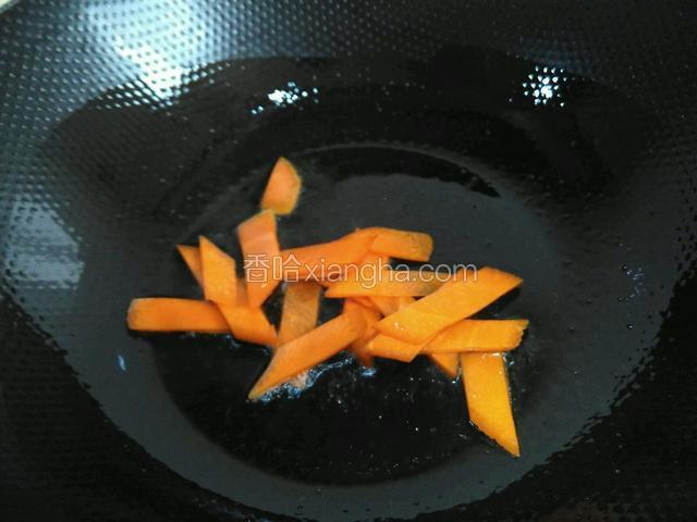 锅里油烧热，放入胡萝卜炒匀