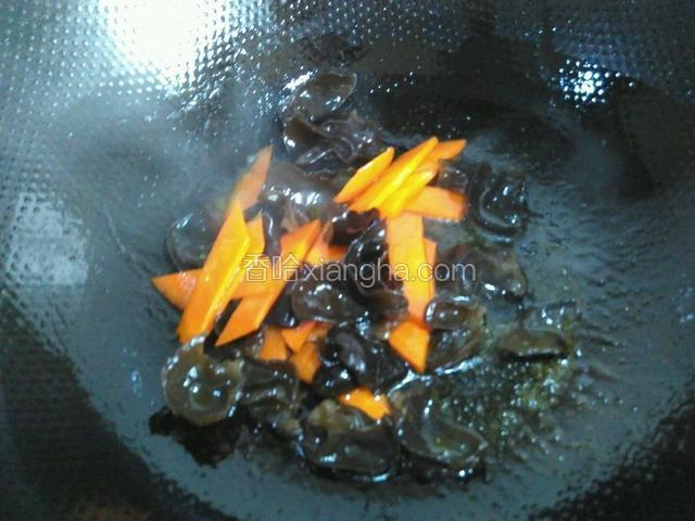 接着放入木耳炒匀