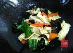 彩蔬炒腐竹的做法图解7
