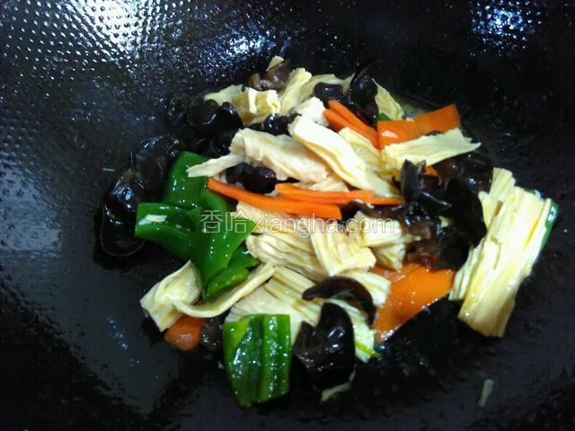 加盐炒匀即可