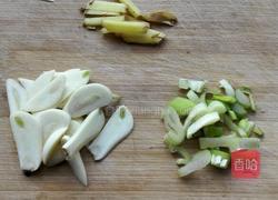 韭菜木耳炒肉片的做法图解1