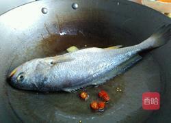 雪菜烧黄鱼的做法图解3