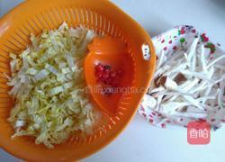 白菜炒鸡腿菇的做法图解2