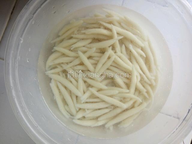 捞出来放入冷水里过凉后控干水份备用！