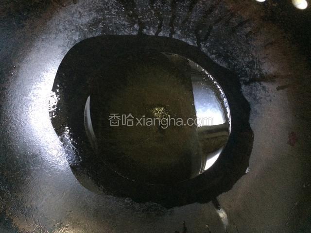 将锅洗净烧热后倒入适量的油