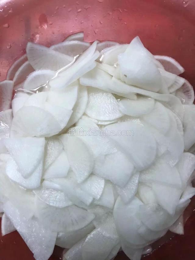 将切好的萝卜片放入容器中加入少许盐腌至20分钟左右萝卜出水變軟