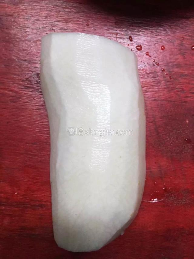 取一根的萝卜去皮对半开（霜降后的萝卜甜不辛），切成2mm的薄片