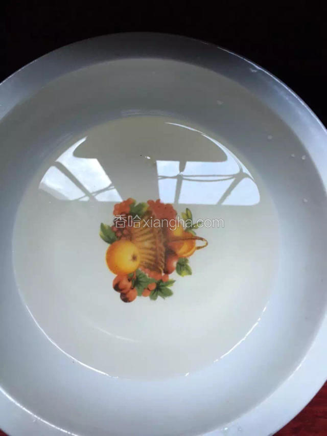 取一碗倒入适量白醋，加入白糖化开。将腌制好的萝卜拧水倒入糖醋液浸在30分钟。
