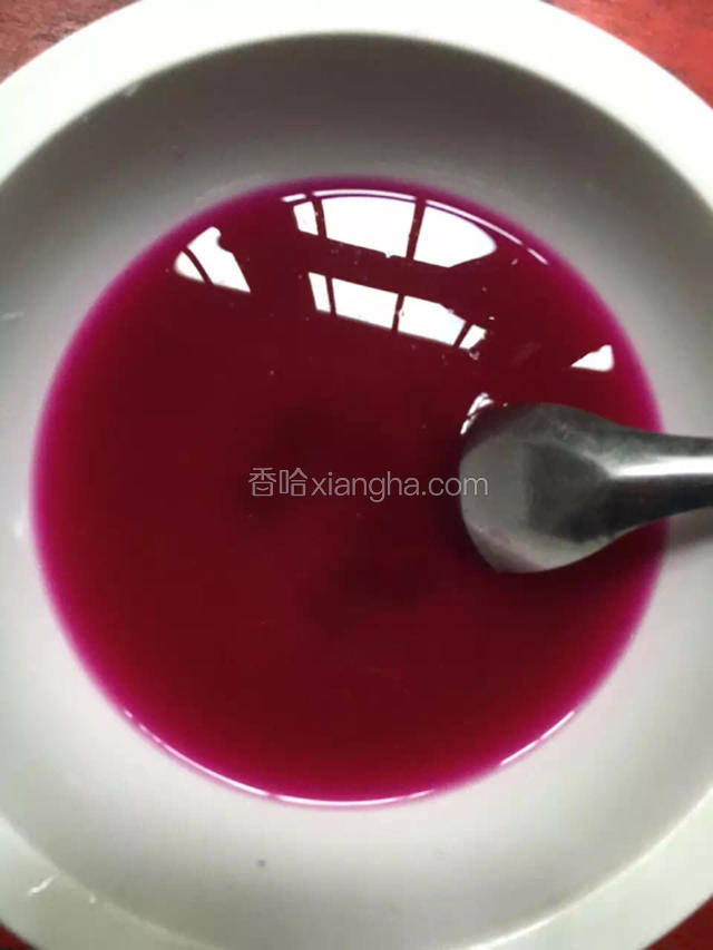 紫衣甘蓝切细条放在榨汁机中加入少量清水打成汁。倒出去渣，加入适量白醋，产生反应使其变成胭脂色，颜色可根据醋量变化。