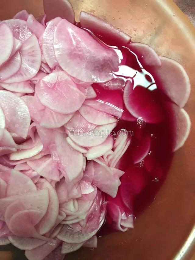 将调好后紫衣甘蓝汁倒入用糖醋腌好的萝卜里，浸泡2小时