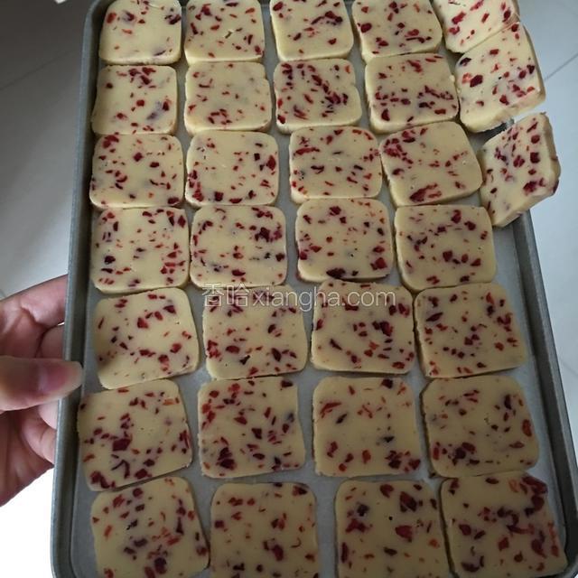 然后到冰箱冷冻一小时后切成大小均匀的薄片但是不能太薄，最好是厚度一致，不然烤制过程中上色不均匀。我这个配方做出来大概30片左右。切片的时候可以同时把烤箱预热一下，我的烤箱温度偏高，所以我调节温度是140度，预热了5分钟。大家最好是根据自己烤箱温度来调节，如果温度高可以跟我一样调，偏低可以把温度调到170左右都行。