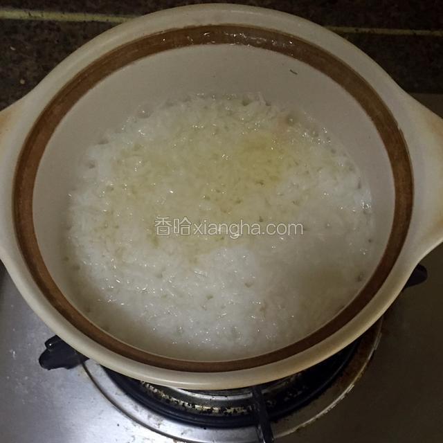 小火煲煮到表面没水份，米饭七成熟