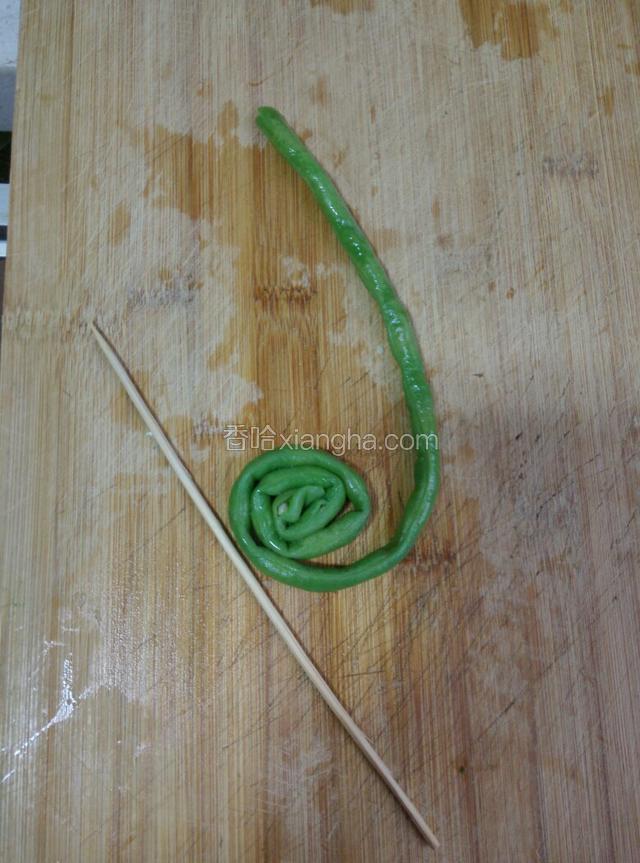 取一豇豆从里到外卷起来。