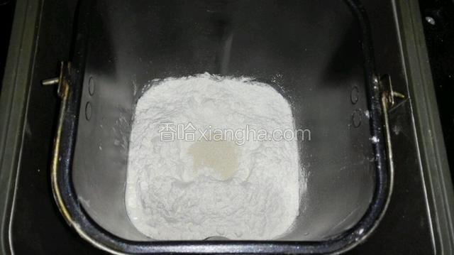 先放牛奶，鸡蛋，盐与糖对角放，再放高粉，在高粉中间挖个洞，放入酵母。