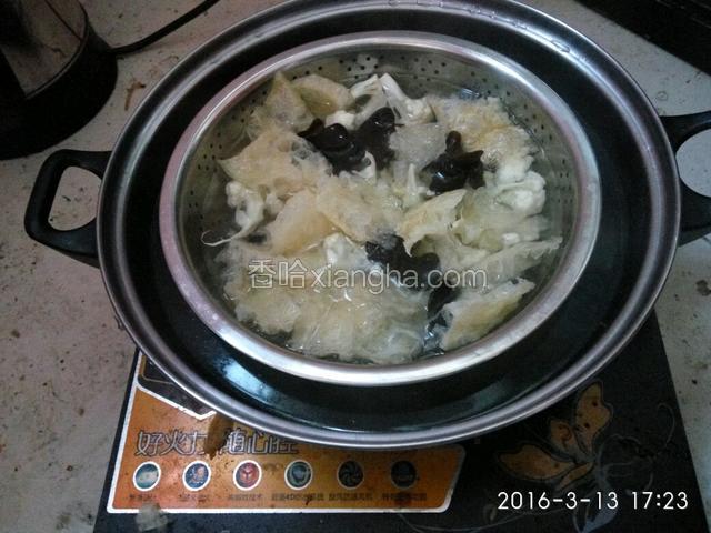 锅内加水烧开，将水发肉皮、菜花、木耳放入焯水至断生，沥水用凉水过水，以保持食材脆口。