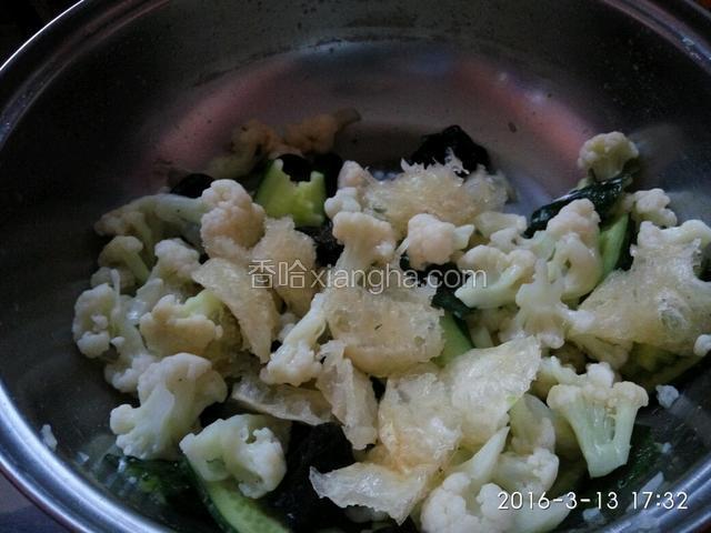 过水食材沥干水分，与黄瓜片一起放入容器内，加入适量食盐、味精，手戴一次性食品手套，将上述食材与食盐搅拌均匀备用。