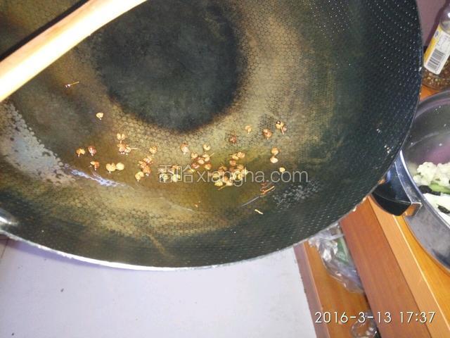 炒锅放底油少许，加热后放花椒爆香，趁热淋到刚才拌匀的食材上，再戴一次性手套搅拌均匀，盛盘即可。