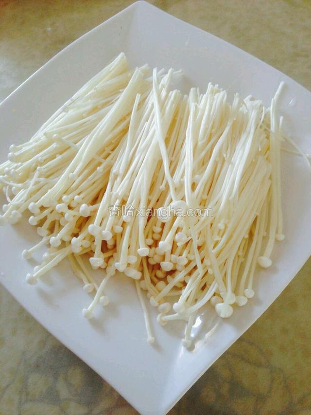 将金针菇去根洗净