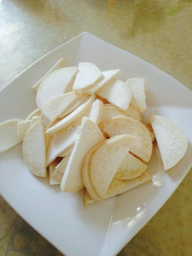将杏鲍菇洗净切片