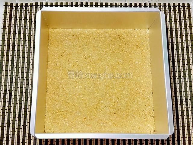 平鋪在模具的底部，用匙壓平