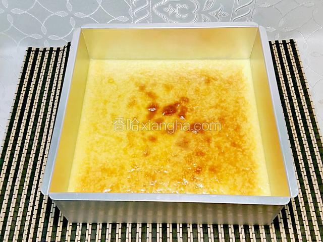 出爐後除去錫紙，蛋糕先不脫模，放置一旁晾凉