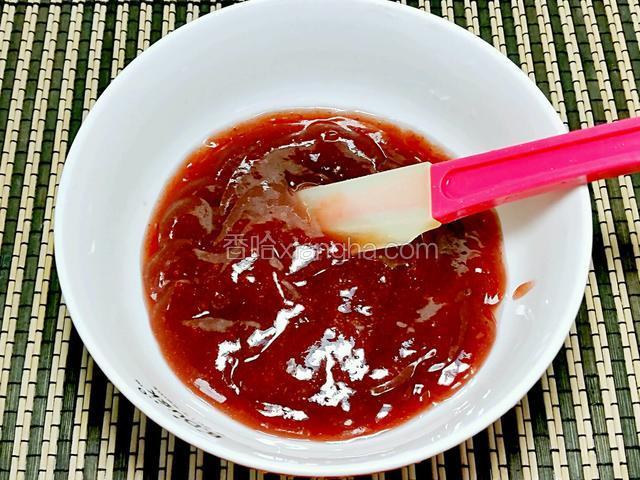 果醬和果膠啫喱混合，再過篩隔去果醬中的水果渣
