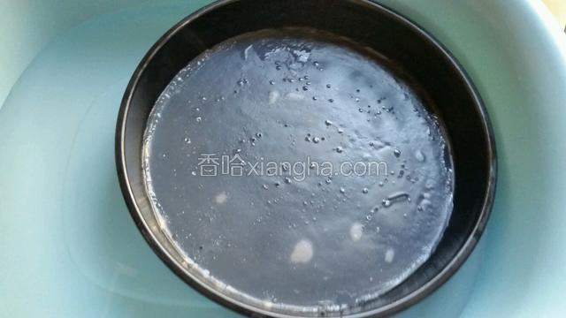 出锅后放入凉水中，然后从边上把面皮取出