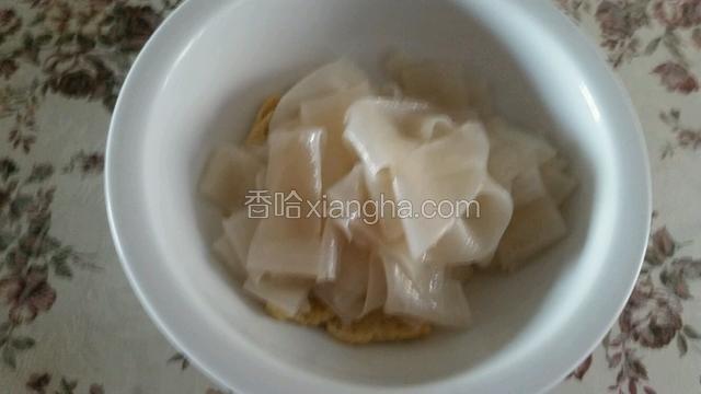 准备一容器，把面皮切条状